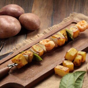 MINIBROCHETAS DE PAPAS AL CURRY, CERDO Y CAMARÓN EN TEMPURA DE FARIÑA