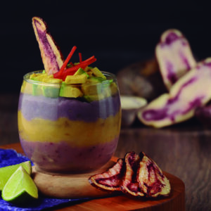 CAUSA DE PAPAS NATIVAS Y CREMA DE AGUACATE