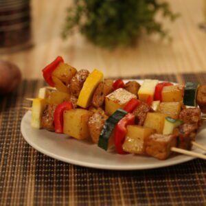 MINIBROCHETAS DE CERDO AL CURRY Y PAPA PASTUSA